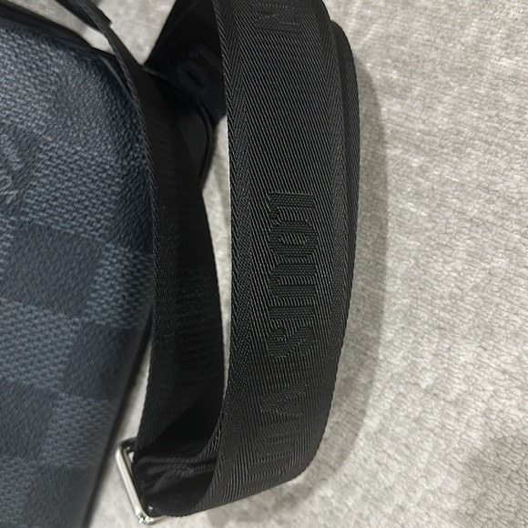 Louis Vuitton Trio Messenger Bag in Damier Graphite 3D Christmas is in the bag - Picture 9 of 11